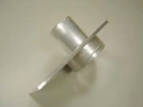 Aluminiumteil mit zylindrischem Körper und einer flachen, senkrechten Platte, geeignet für Abgasabführungen. Marke Remeha erkennbar.